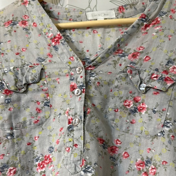 Eden & Olivia- Light Gray V-Neck Cuffed Sleeve Blouse EUC - Picture 5 of 7